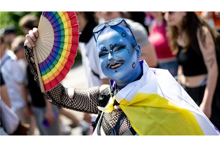 Regenbogenfarben ist der Fächer eines Teilnehmers bei der Marzahn Pride im Stadtteil Marzahn in Berlin.