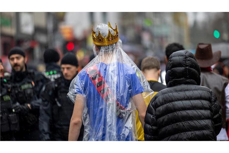 Regencape mit Krone: Die rheinischen Narren mussten an Weiberfastnacht tapfer sein.