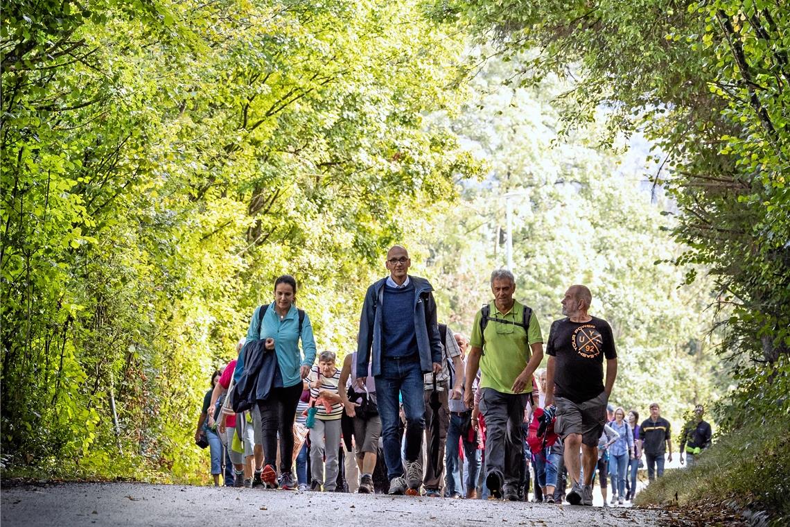 Regenjacken waren dabei, nach einem kurzen Schauer kam aber sofort wieder die Sonne raus, als Bürgermeister Bühler (Zweiter von links) am Freitag durch seine Gemeinde führte.