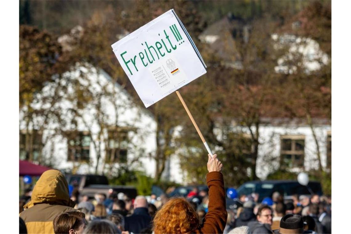 Regensburg: Eine Teilnehmerin einer Demonstration der „Querdenken“-Bewegung gegen die gegenwärtigen Anti-Corona-Maßnahmen. Foto: Armin Weigel/dpa
