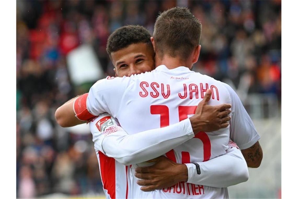 Regensburg erkämpft Zweitliga-Heimsieg gegen Sandhausen Regensburgs Marco Grüttner (r.) jubelt mit Teamkollege Chima Okoroji nach seinem Treffer zum 1:0. Foto: Armin Weigel/dpa