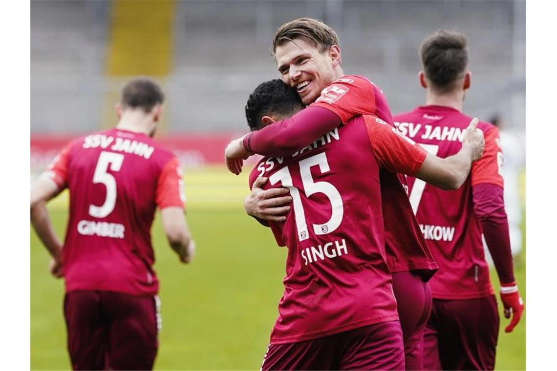 Regensburgs Torschütze Steve Breitkreuz (r) jubelt mit Regensburgs Sarpreet Singh über das Tor zum 0:1. Foto: Uwe Anspach/dpa