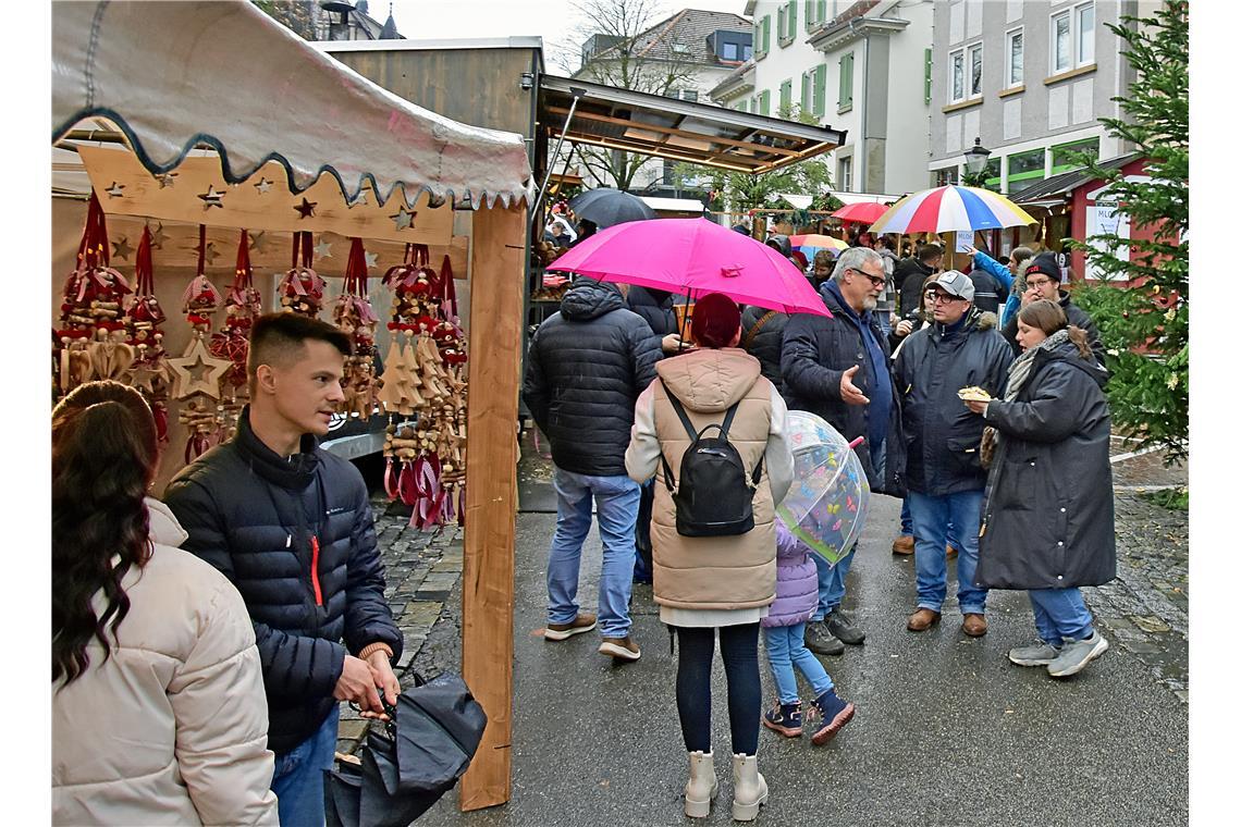 Regenschirme prägen das Bild am 1. Advent. Weihnachtsmarkt in Backnang 2025. 42....