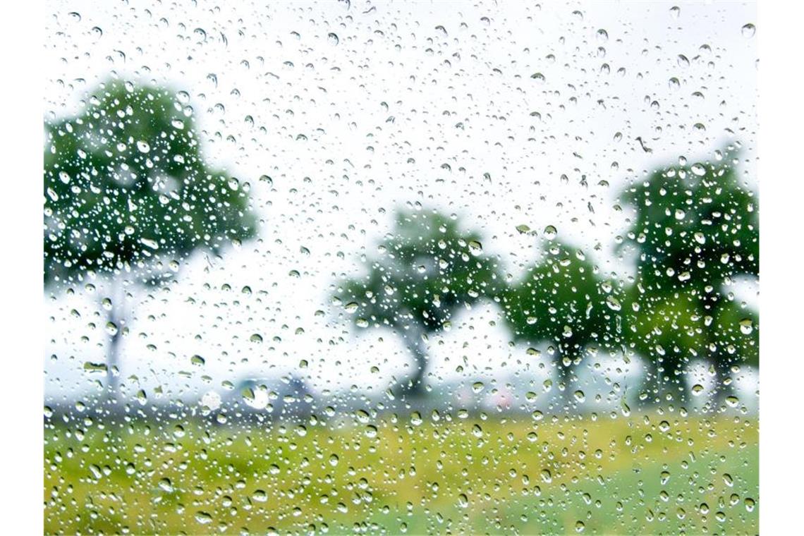 Regentropfen auf einer Scheibe. Foto: Hauke-Christian Dittrich/dpa/Archivbild