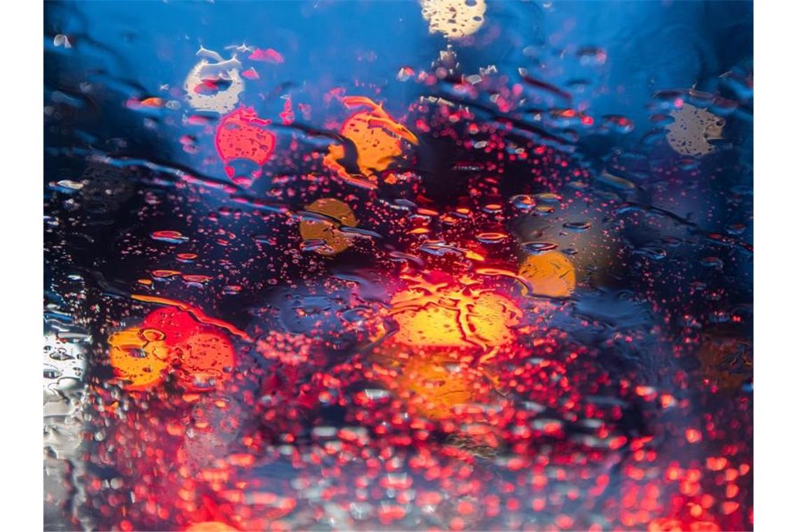 Meteorologen: Starker Regen und dicke Hagelkörner Regentropfen sind auf einer Autoscheibe zu sehen. Foto: Robert Michael/dpa-Zentralbild/ZB/Symbolbild