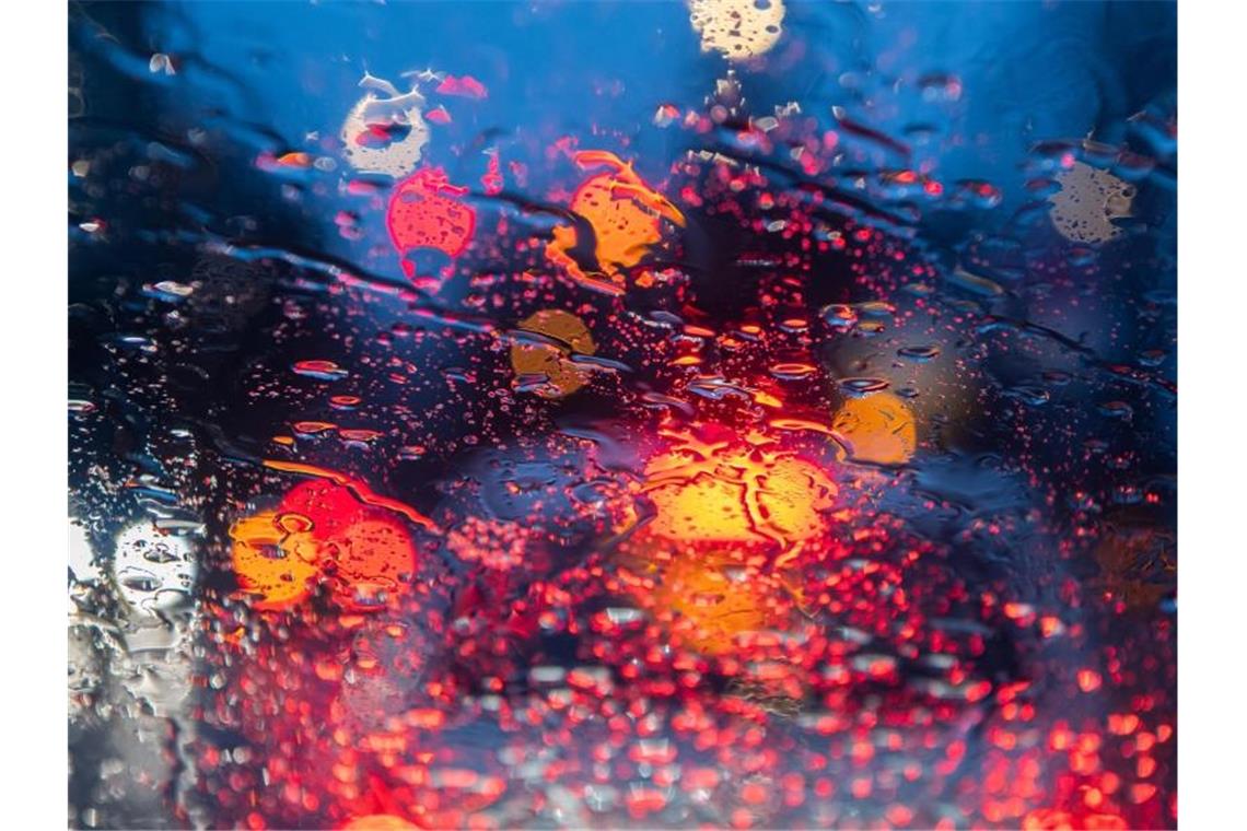 Kühles und regnerisches Wetter in Baden-Württemberg Regentropfen sind auf einer Autoscheibe zu sehen. Foto: Robert Michael/dpa-Zentralbild/ZB/Symbolbild