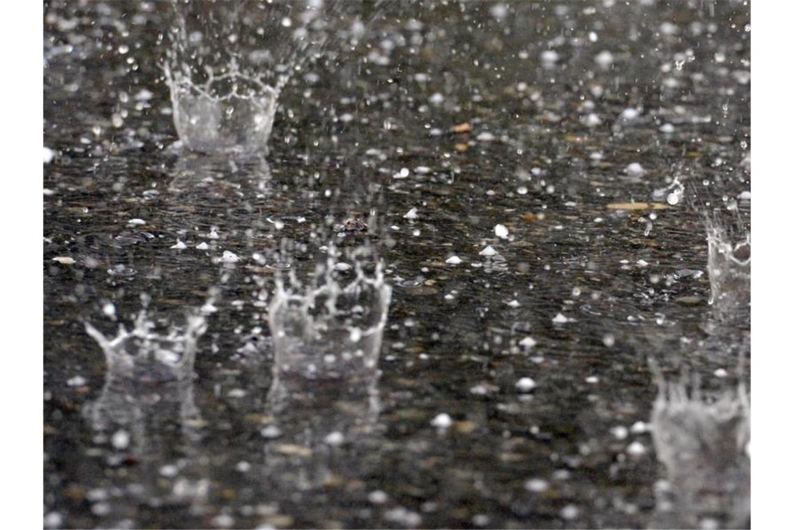 Woche beginnt mit Regen und Hagel Regenwetter. Foto: Patrick Seeger/Archivbild