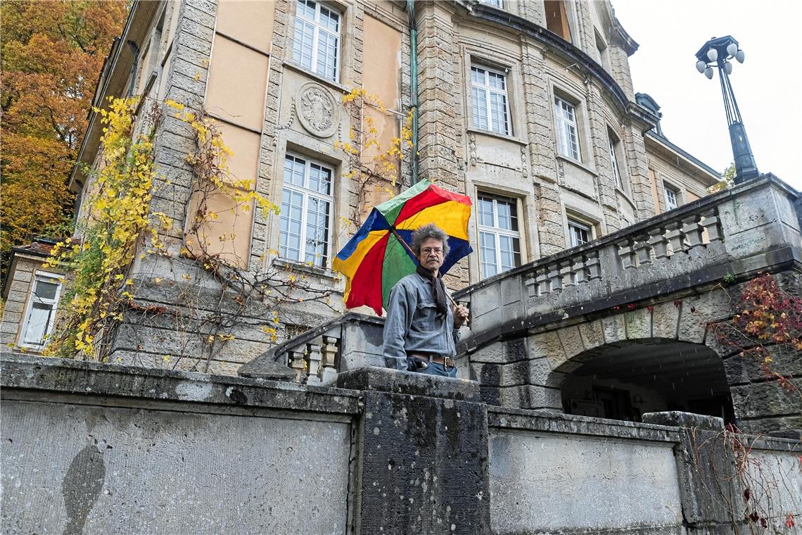 Regenwetter und schlechte Zeiten für den Kapellmeister der Stuttgarter Saloniker: Patrick Siben kämpft seit Jahren um sein Lebenswerk und die Abtragung der Schulden, die er wegen der Sanierung der Villa Franck gemacht hat. Durch Corona hat sich die Lage nun akut weiter verschärft. Foto: J. Fiedler