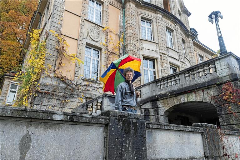 Regenwetter und schlechte Zeiten für den Kapellmeister der Stuttgarter Saloniker: Patrick Siben kämpft seit Jahren um sein Lebenswerk und die Abtragung der Schulden, die er wegen der Sanierung der Villa Franck gemacht hat. Durch Corona hat sich die Lage nun akut weiter verschärft. Foto: J. Fiedler