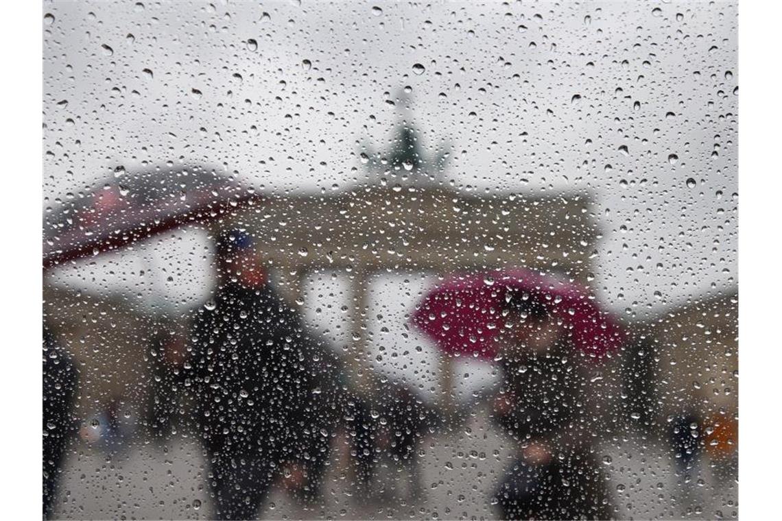 Orkane überqueren Deutschland Regenwetter und Sturm am Brandenburger Tor in Berlin. Foto: Wolfgang Kumm/dpa