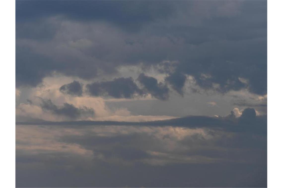 Regen, Gewitter und Hagel im Südwesten erwartet Regenwolken verdecken die Sonne am Himmel. Foto: Angelika Warmuth/dpa/Symbolbild