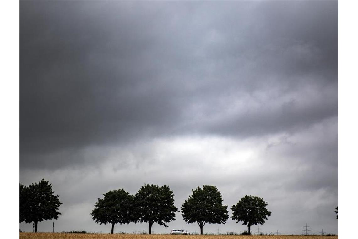 Regenwolken ziehen auf. Foto: Federico Gambarini/dpa/Symbolbild