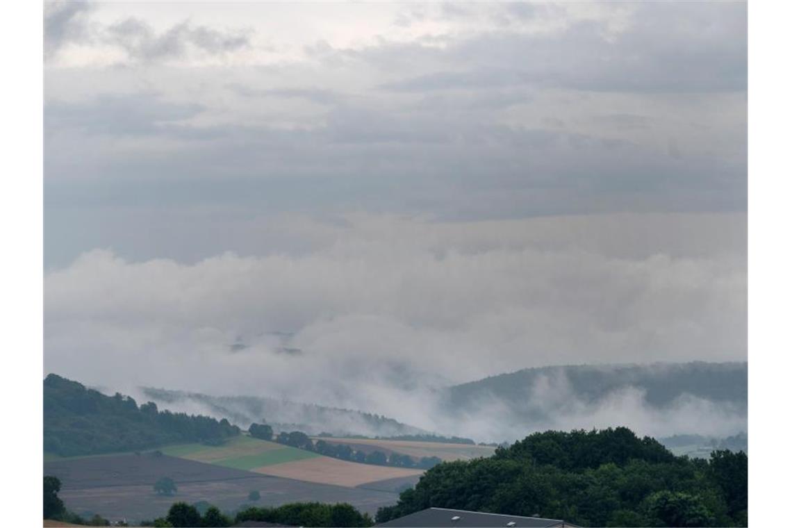 Regenwolken ziehen über die Südeifel im Kreis Trier-Saarburg. Foto: Harald Tittel/dpa