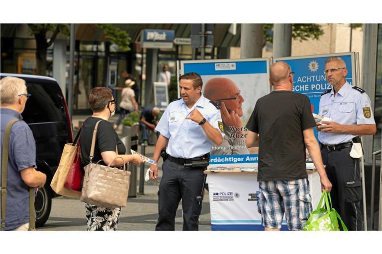 Reger Andrang herrschte am Mittwochmorgen am Infostand der Polizei zum Thema Betrug. Kriminalhauptkommissar Paul Mejzlik (rechts) und sein Kollege, der Polizeikommissar Andreas Gulde, erläuterten den Passanten in Backnang die Tricks, mit denen Kriminelle an das Geld argloser Bürger zu kommen versuchen. Foto: A. Becher