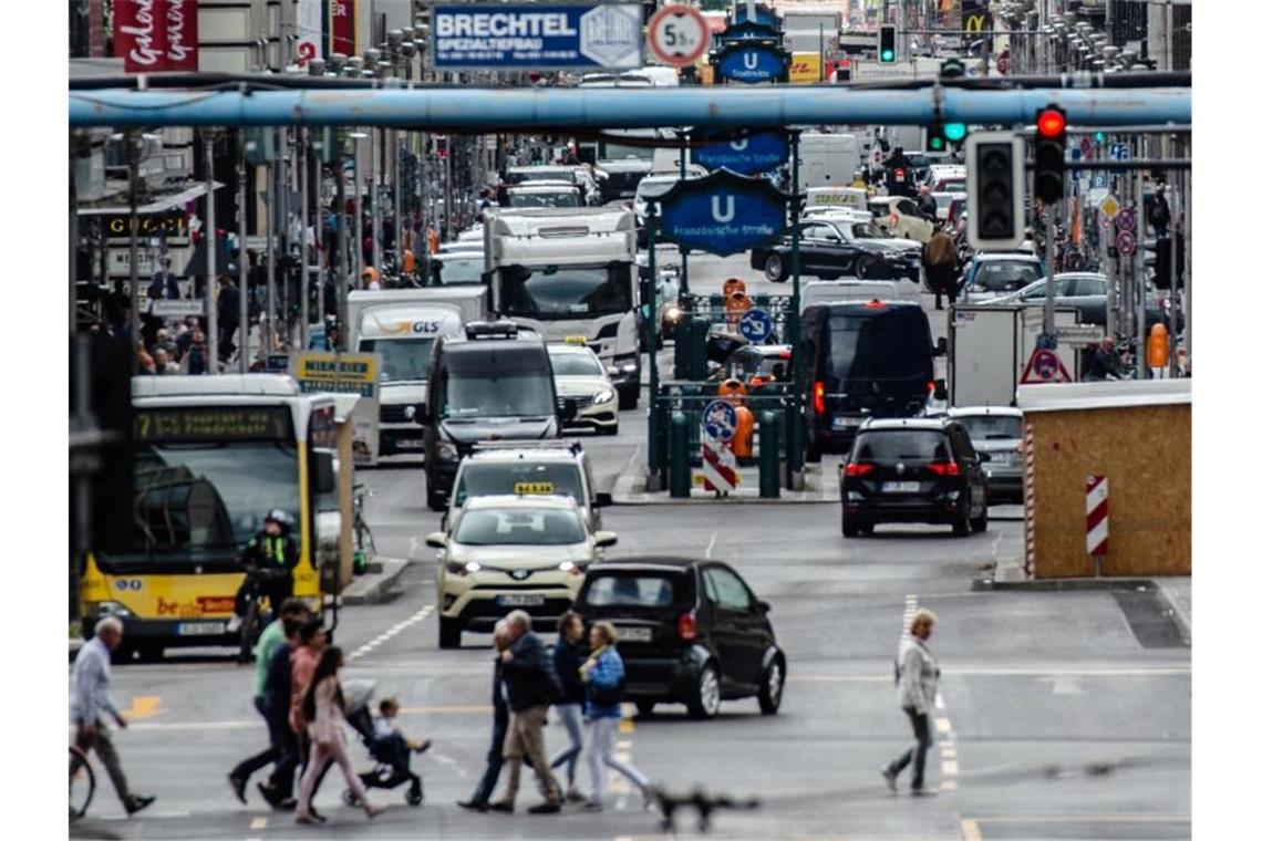 Reger Betrieb herrscht auf der Friedrichstraße/Unter den Linden in Berlin. Mit Corona hat sich der Wettbewerb noch einmal verschärft. Wer künftig profitiert, hängt auch von Entscheidungen der Kommunen ab. Foto: Paul Zinken/dpa