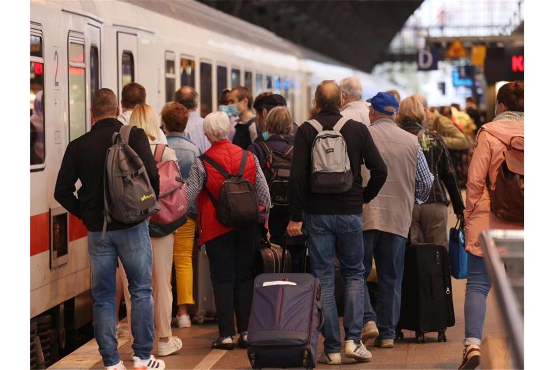 Trotz fahrender Züge: Keine Bewegung im Bahn-Tarifkonflikt Reges Treiben im Hauptbahnhof in Köln. Foto: Oliver Berg/dpa