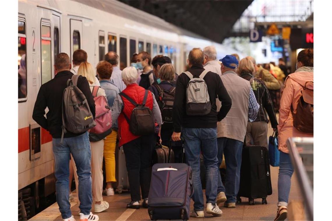 Reges Treiben im Hauptbahnhof in Köln. Foto: Oliver Berg/dpa