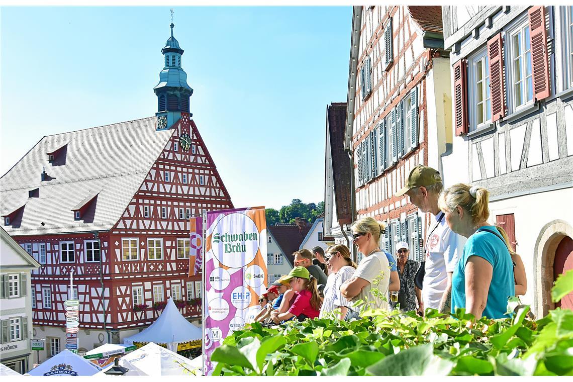 Reges Treiben um das Backnanger Rathaus. Straßenfest 2025  in Backnang. 