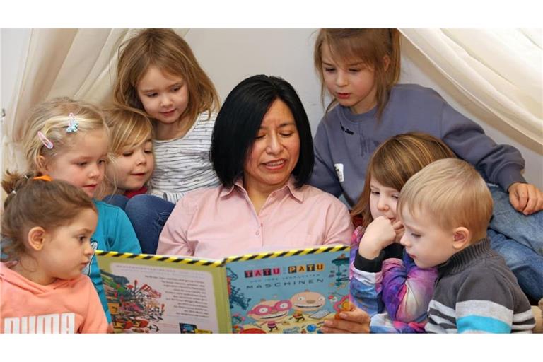 Regierung bringt bundesweite Kita-Standards auf den Weg: Elizabeth Yesenia Peimann liest in der Kita der evangelischen St.-Georgs-Gemeinde in Bremen-Huchting den Kindern ein Buch vor.
