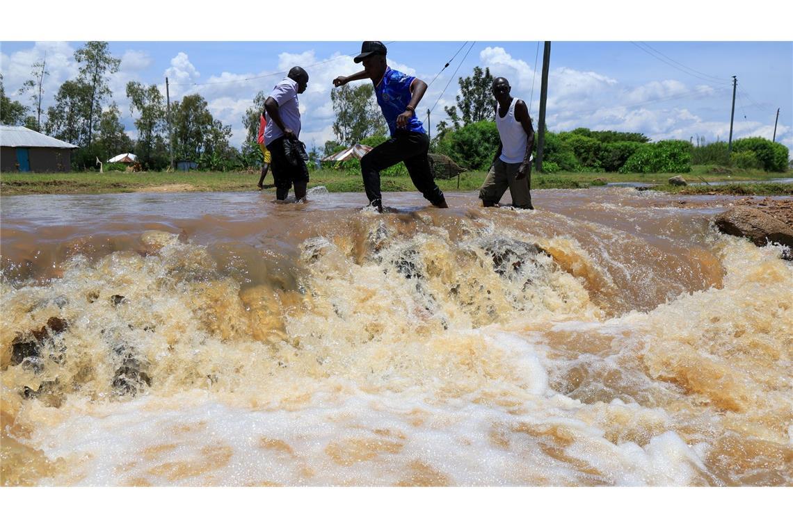 Regierung und Rettungsdienste warnen vor dem Überqueren überschwemmter Straßen, die sich in reißende Flüsse verwandeln können.