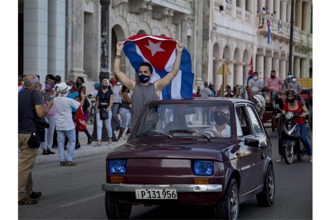 Kuba erlaubt kleine und mittlere Unternehmen Regierungsanhänger bei einer Demonstration in Havanna. In Kuba werden künftig kleine und mittlere Unternehmen zugelassen. Foto: Ismael Francisco/AP/dpa