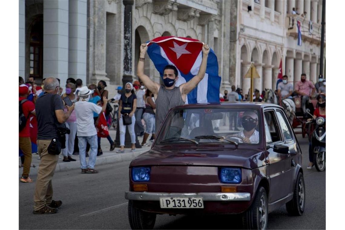 Regierungsanhänger bei einer Demonstration in Havanna. Kubas Regierung hat die staatliche Kontrolle über die Internetaktivitäten der Bürger erweitert. Foto: Ismael Francisco/AP/dpa