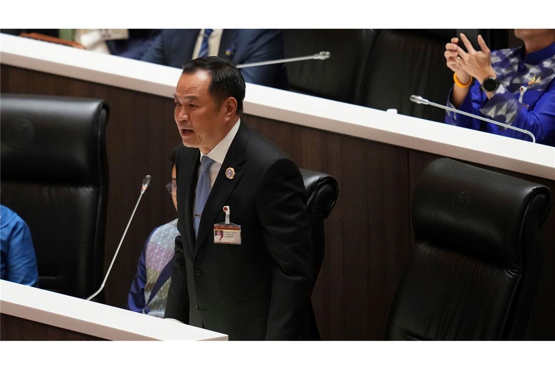 Regierungschef Charnvirakul beantragte die Auflösung des Repräsentantenhauses.