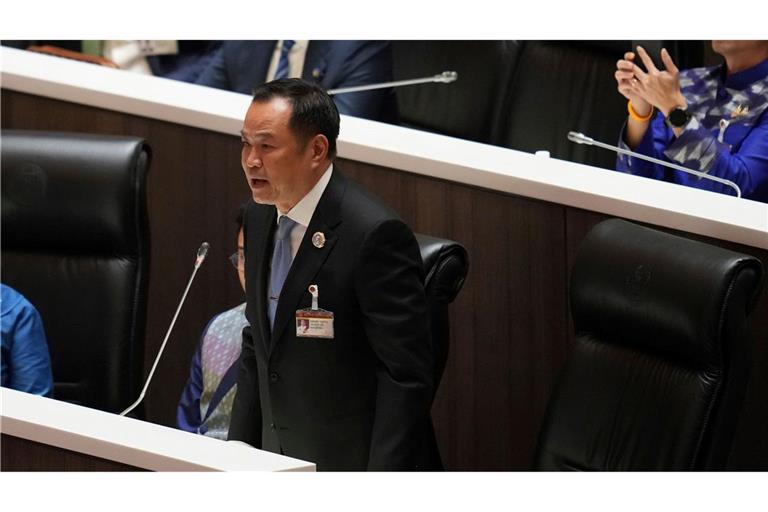 Regierungschef Charnvirakul beantragte die Auflösung des Repräsentantenhauses.