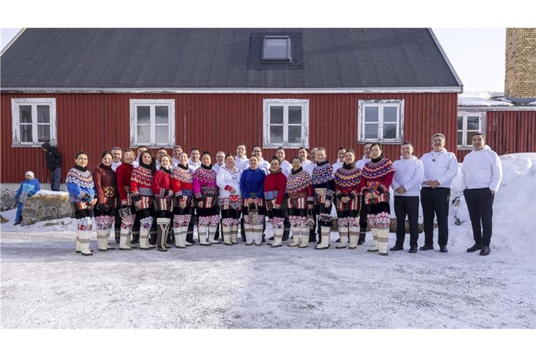 Regierungschef Jens-Frederik Nielsen (M) von der politischen Partei Demokraatit, auf einem Gruppenfoto während der konstituierenden Sitzung des neu gewählten Parlaments in Nuuk.