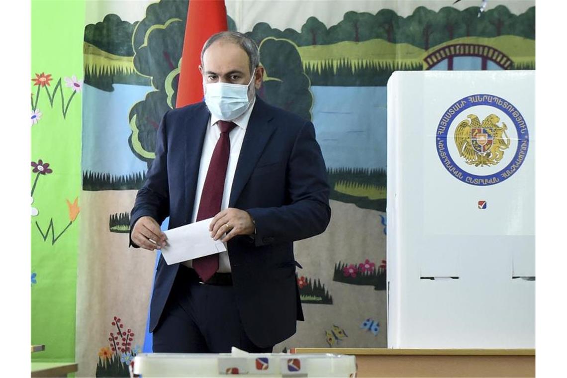 Armeniens Regierungschef Paschinjan zum Wahlsieger erklärt Regierungschef Nikol Paschinjan gibt seine Stimme ab. Foto: Lusi Sargsyan/PHOTOLURE/AP/dpa