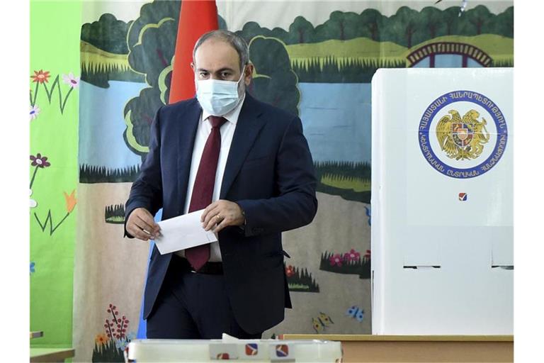 Regierungschef Nikol Paschinjan gibt seine Stimme ab. Foto: Lusi Sargsyan/PHOTOLURE/AP/dpa