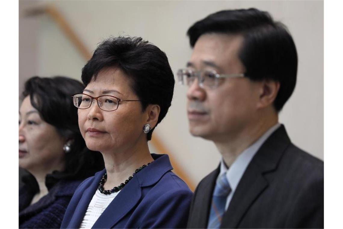Regierungschefin Carrie Lam signalisierte auf einer Pressekonferenz, dass ihre Regierung nach dem massiven Protest gegen die Auslieferungsgesetze mit den vorgeschlagenen Änderungen fortfahren wird. Foto: Vincent Yu/AP