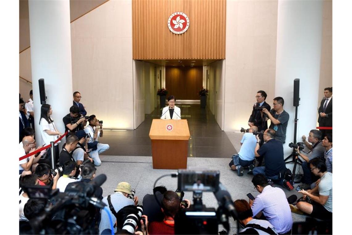 Regierungschefin Carrie Lam spricht im Rahmen einer Pressekonferenz. Hongkong ist seit fast drei Monaten Schauplatz angespannter Proteste. Foto: Lu Hanxin/XinHua