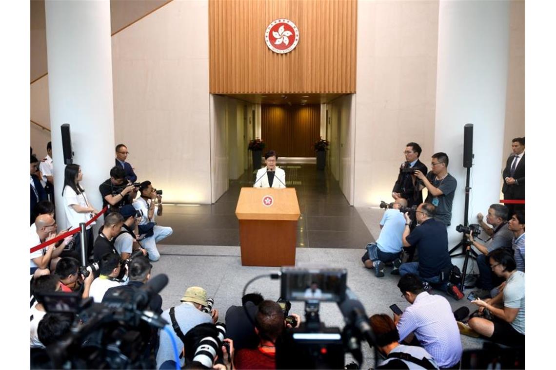 Hongkongs Regierung zieht Auslieferungsgesetz zurück Regierungschefin Carrie Lam spricht im Rahmen einer Pressekonferenz. Hongkong ist seit fast drei Monaten Schauplatz angespannter Proteste. Foto: Lu Hanxin/XinHua