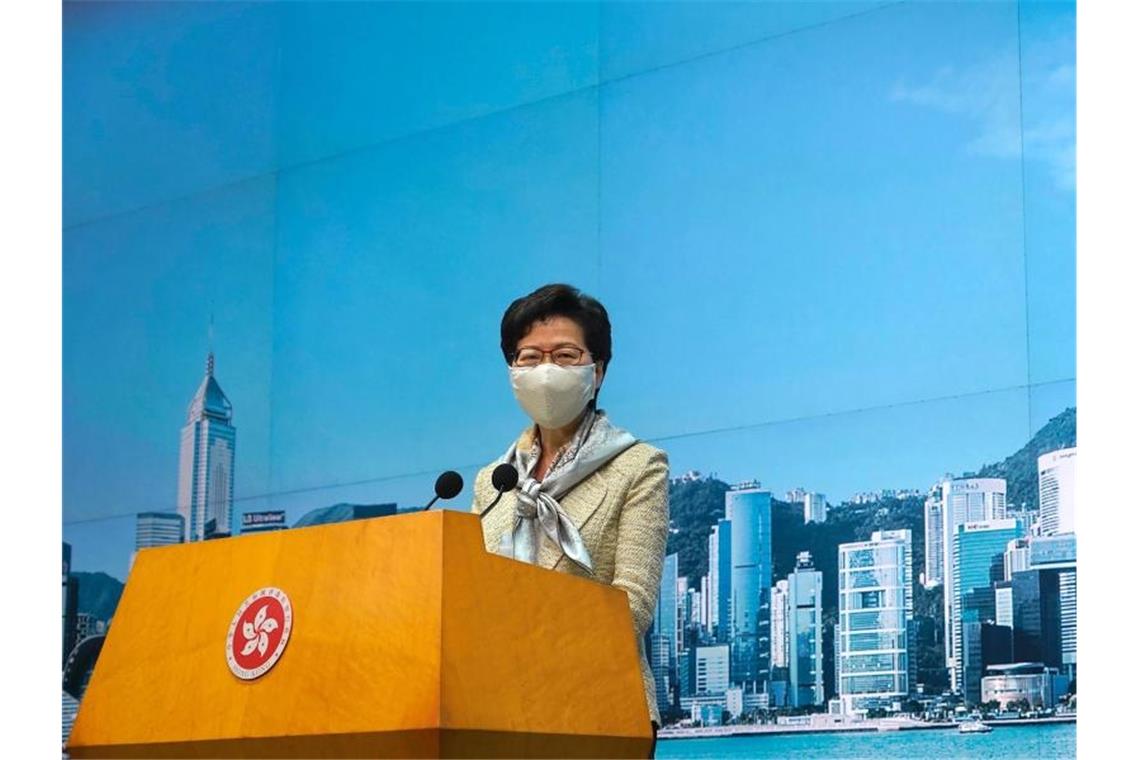 China erlässt Sicherheitsgesetz für Hongkong Regierungschefin Carrie Lam tritt vor die Presse, zum Gesetz will sie sich aber nicht äußern. Foto: Vincent Yu/AP/dpa