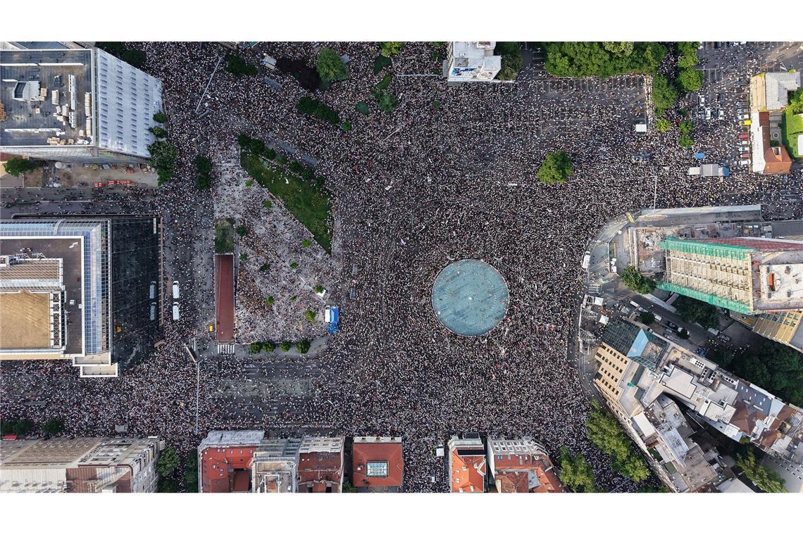 Regierungsgegner nehmen in Belgrad an einer Kundgebung teil, die von protestierenden serbischen Universitätsstudenten angeführt wird. Sie fordern größere politische Veränderungen in dem von Präsident Vucic geführten Balkanstaat.