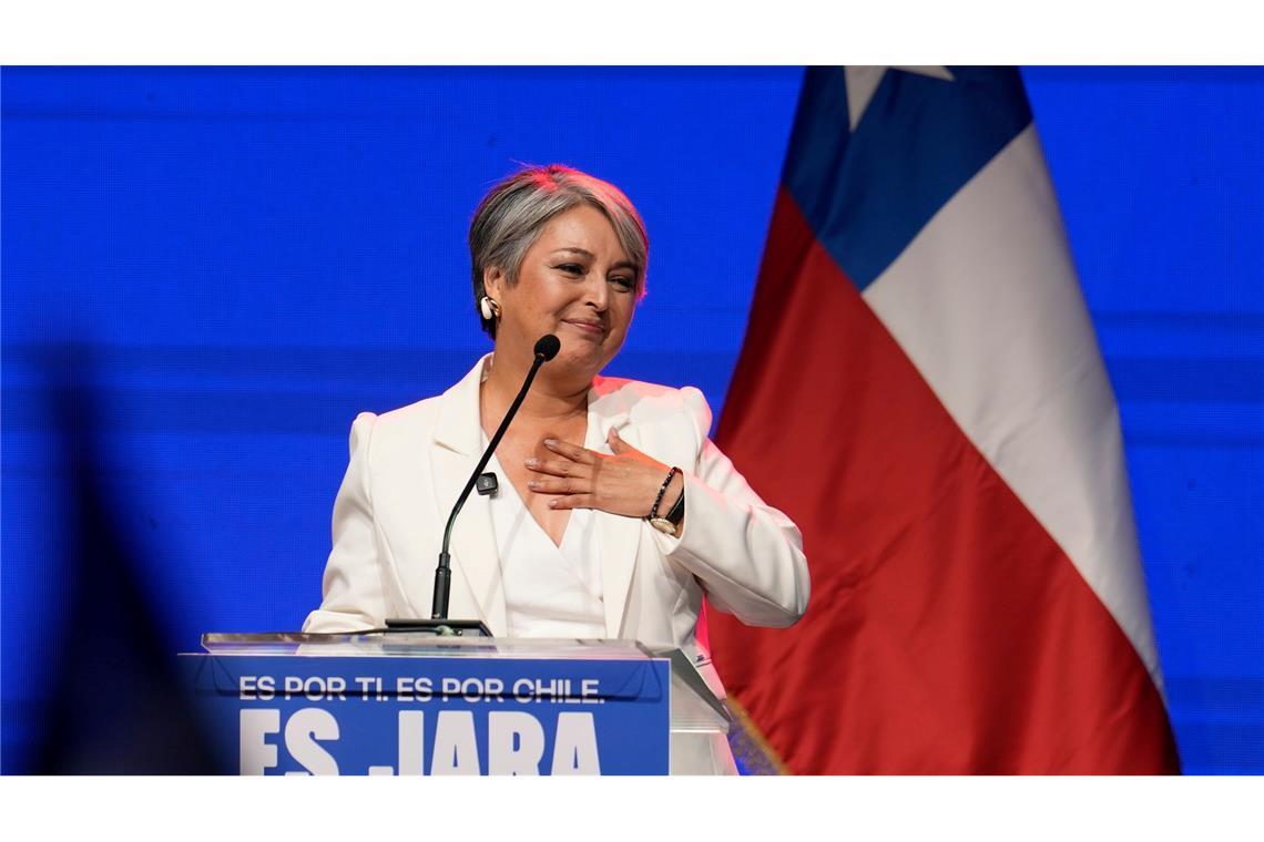 Regierungskandidatin Jara liegt bei den Wahlen knapp vorn.