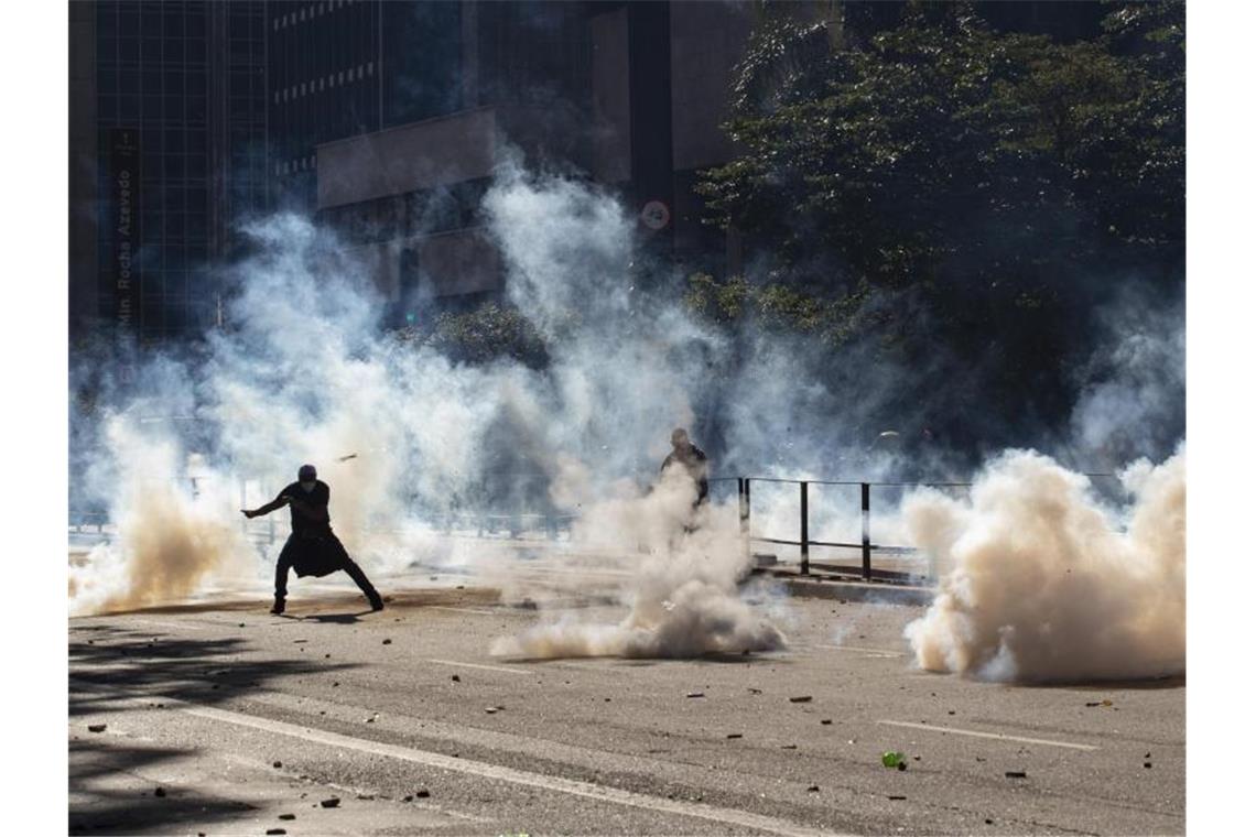 Regierungskritische Demonstranten liefern sich Straßenkämpfe in Sao Paulo. Foto: Andre Penner/AP/dpa