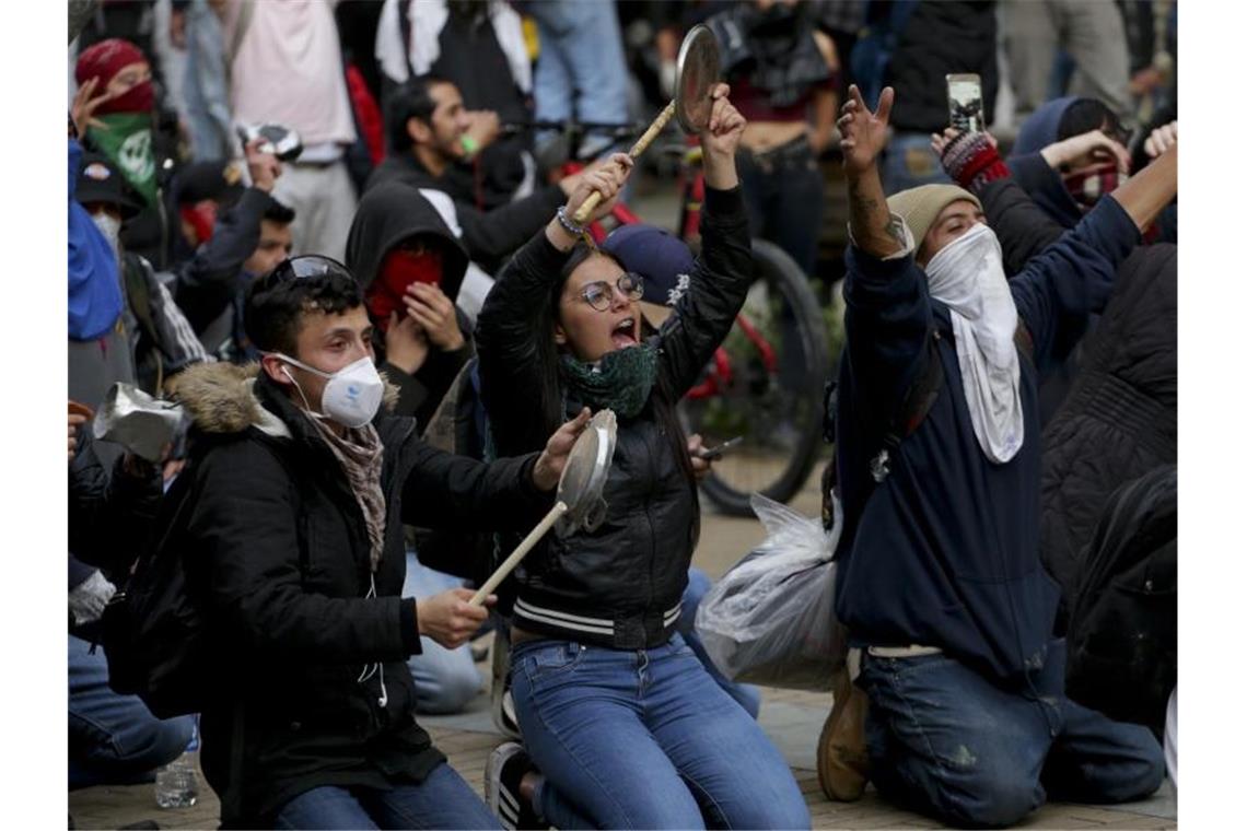 Regierungskritische Demonstranten versammeln sich in der Innenstadt von Bogota. Foto: Ivan Valencia/AP/dpa