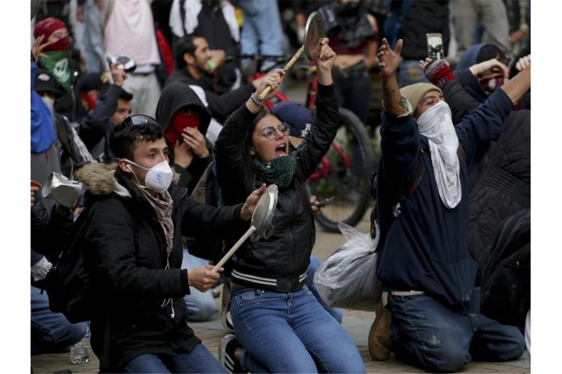 Kolumbiens Regierung verhängt Ausgangssperre in Bogotá Regierungskritische Demonstranten versammeln sich in der Innenstadt von Bogota. Foto: Ivan Valencia/AP/dpa