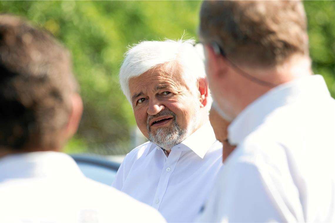 Regierungspräsident Wolfgang Reimer (Mitte) im Gespräch mit Bürgermeister Christoph Jäger (links) und Bürgermeister Dieter Zahn (rechts), die mit ihm die Problematik rund um Motorradlärm und rücksichtsloses Fahren von Bikern auf der B14 erläuterten. Foto: A. Becher