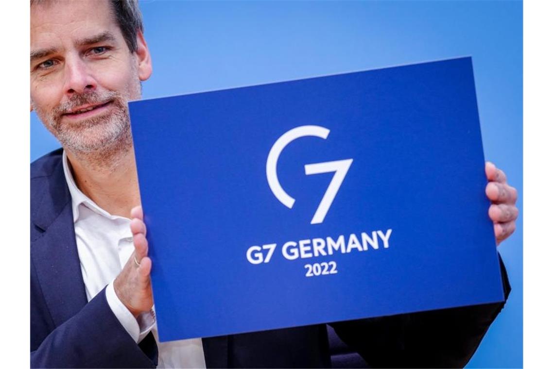 Deutschland für ein Jahr an der Spitze der G7 Regierungssprecher Steffen Hebestreit stellt das Logo für die deutsche G7-Präsidentschaft vor. Foto: Kay Nietfeld/dpa