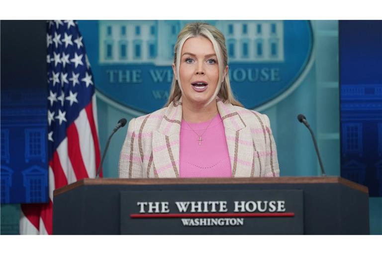 Regierungssprecherin Karoline Leavitt spricht über die Kriegsziele der USA.