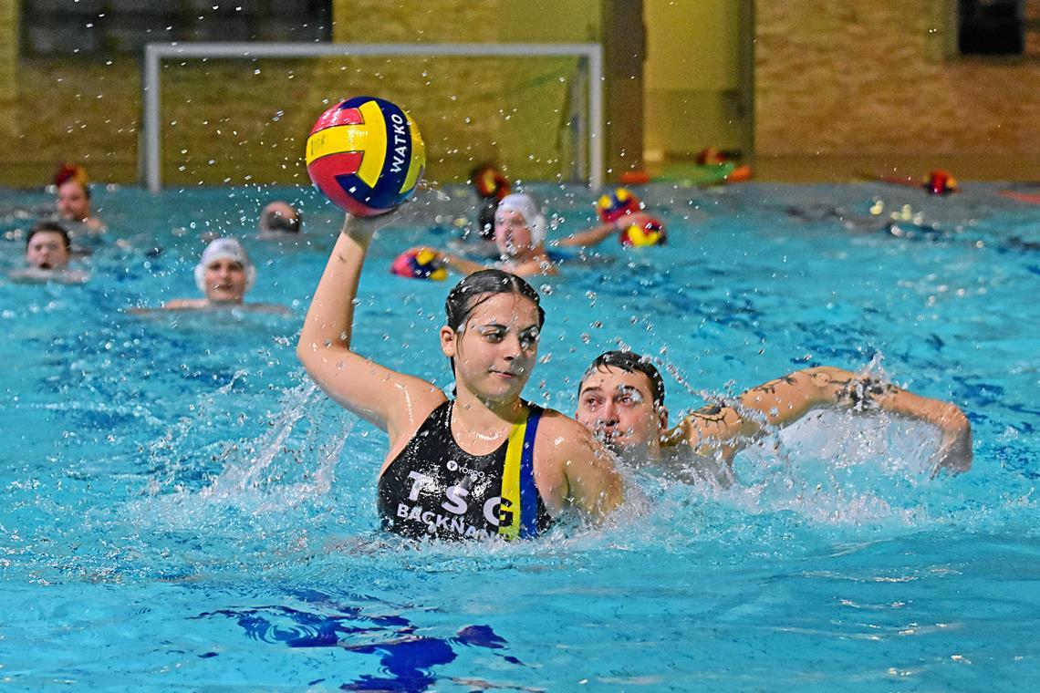 Regina Bock wird beim TSG-Training im Wonnemar von Pierre Rannert verfolgt und beim Wurf gestört. Foto: Tobias Sellmaier