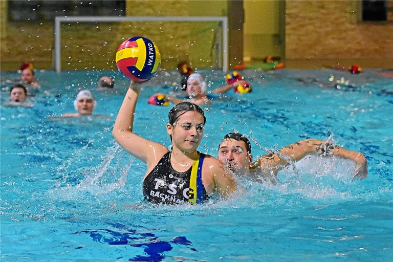 Regina Bock wird beim TSG-Training im Wonnemar von Pierre Rannert verfolgt und beim Wurf gestört. Foto: Tobias Sellmaier