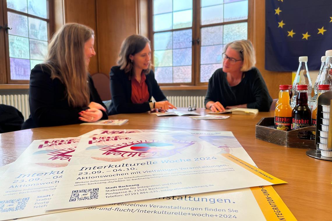 Interkulturelle Wochen in Backnang Regine Wüllenweber und Sandra Amofah erläutern Redakteurin Simone Schneider-Seebeck (von links) die geplanten Aktionen bei den interkulturellen Wochen. Foto: Stadt Backnang