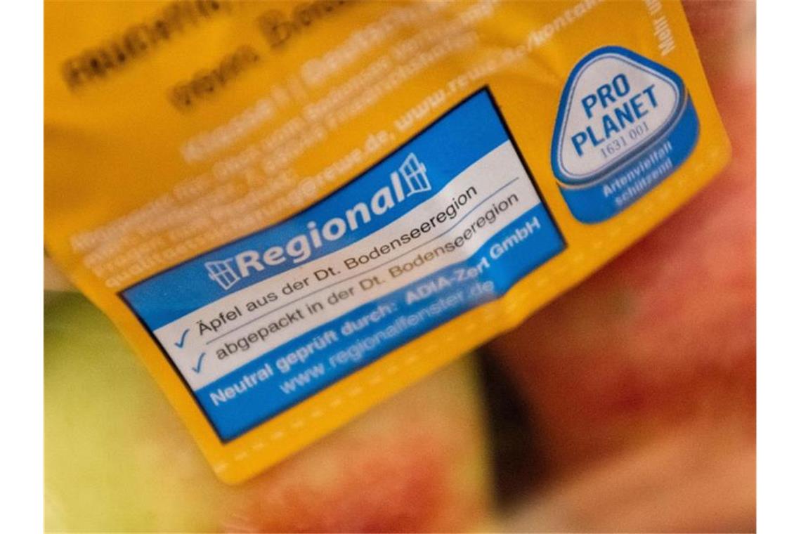 Im Supermarkt zählt „regional“ und Art der Tierhaltung Regional, nachhaltig, bio: Viele Kunden achten im Supermarkt nicht nur auf den Geschmack, sondern auch darauf, woher das Produkt kommt. Foto: Lino Mirgeler/dpa
