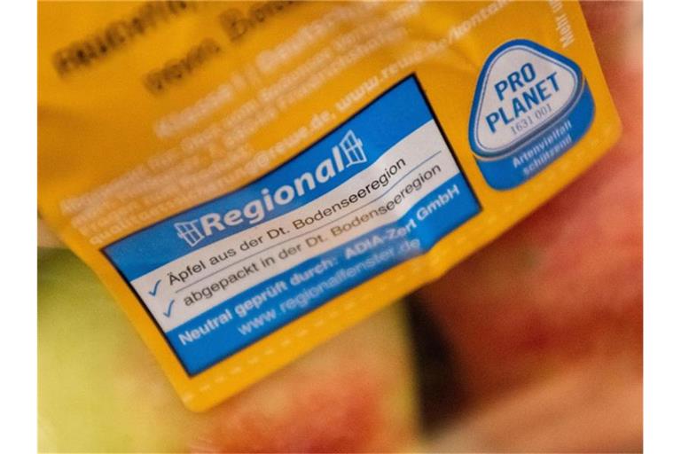 Regional, nachhaltig, bio: Viele Kunden achten im Supermarkt nicht nur auf den Geschmack, sondern auch darauf, woher das Produkt kommt. Foto: Lino Mirgeler/dpa