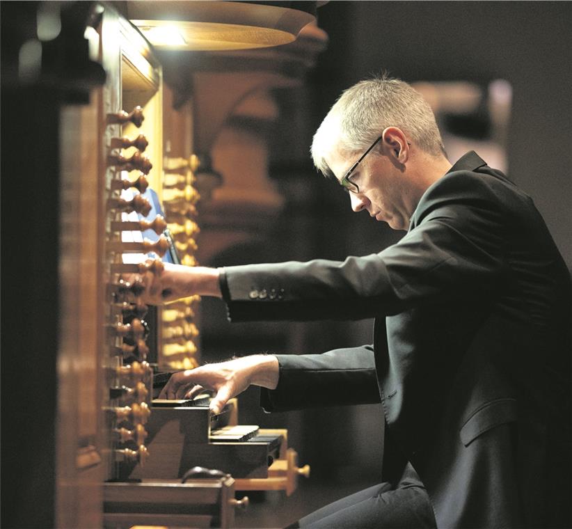Herausforderung für das Hörverhalten Regionalkantor Reiner Schulte begleitet das „Drehmoment“-Klangprojekt an der Orgel.