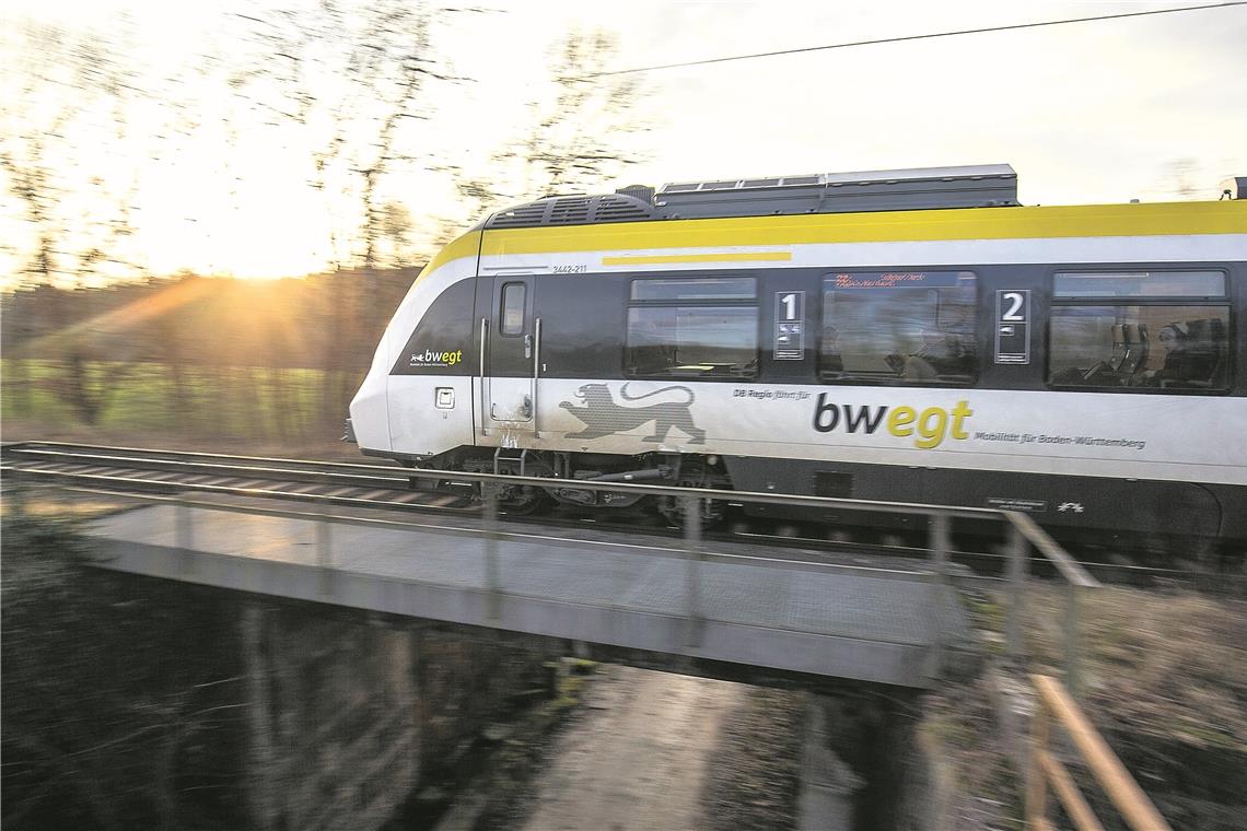 Regionalzug auf der Murrbahn zwischen Backnang und Oppenweiler. Foto: A. Becher